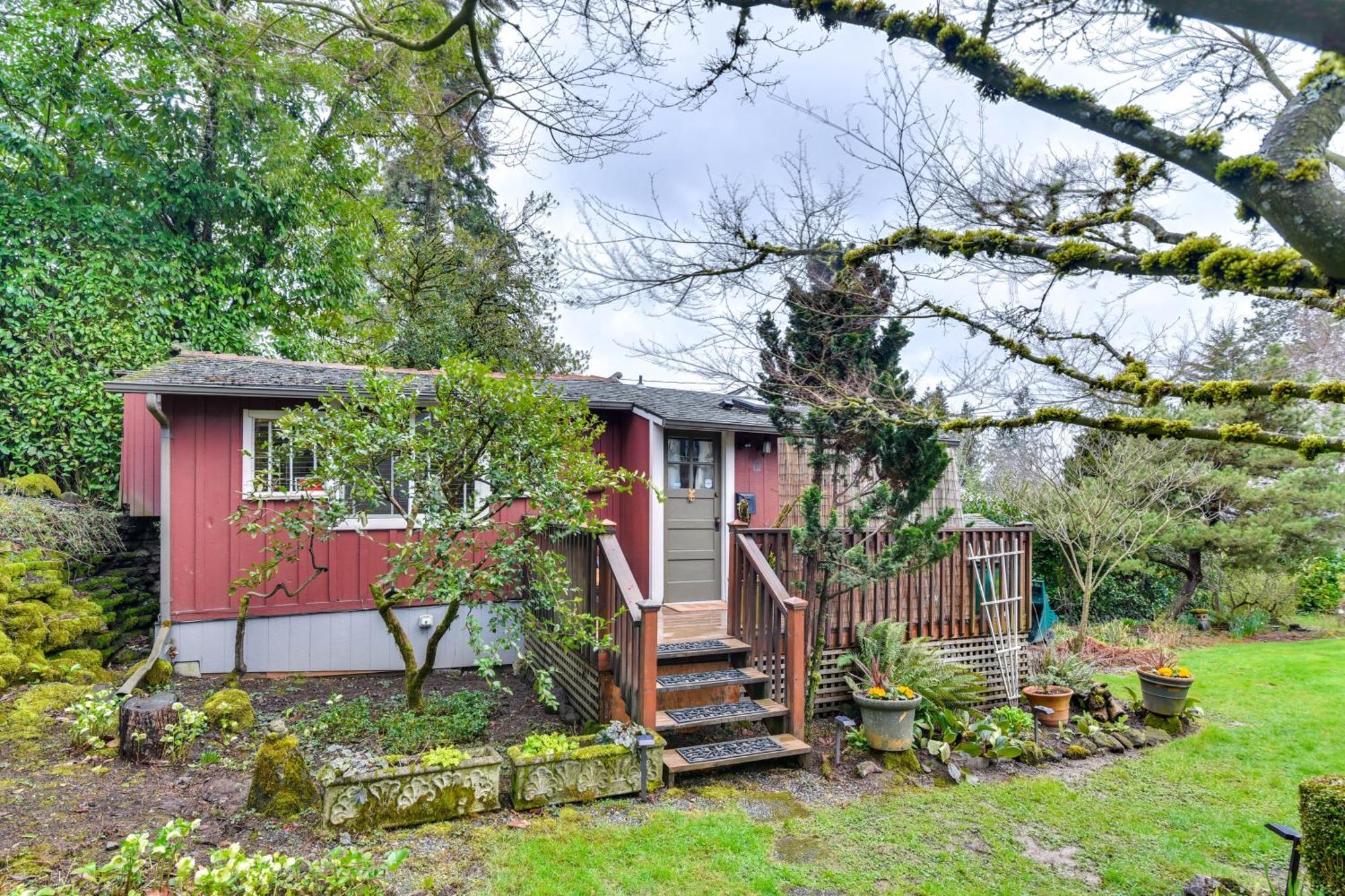 6 Mi To Dtwn Pdx Cozy With Deck! Apartment